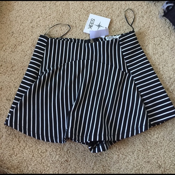 Last One!! LF black and white striped skort - Picture 1 of 2